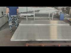 V字型メッシュセキュリティフェンスの柱を粉体塗装前に研磨する