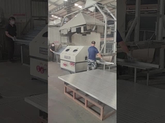 フェンスの柱に穴を開けている