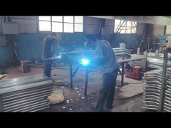 メッシュ接続アクセサリがフェンス支柱に溶接されています