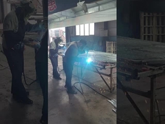 メッシュはフレームに溶接されている