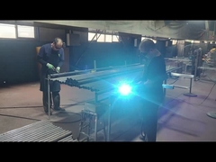 フェンスポストの付属品がポストに溶接されています