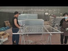 フレームに銀色塗料をスプレーする