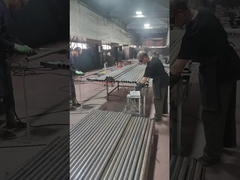 フェンスの支柱は磨かれ、やすりがけされています。