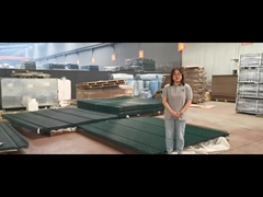 緑色の粉末で覆われた 登山防止のフェンスは とても滑らかです