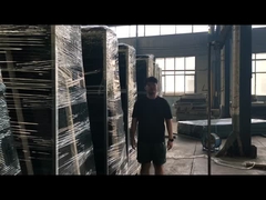 垂直支柱付きの黒い防登りフェンス