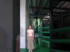 表面を粉末で覆う管状の金属フェンス