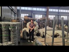 刺線を登り防止フェンスの上に包装する