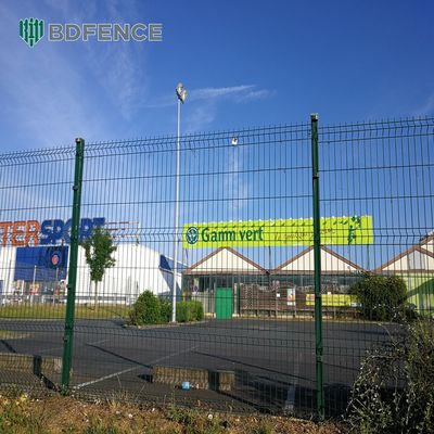 自動車販売店 V メッシュセキュリティフェンス 衝突防止