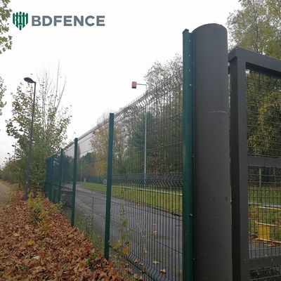 コミュニティセンター アクティビティゾーン 1.8m 高 Vメッシュフェンス