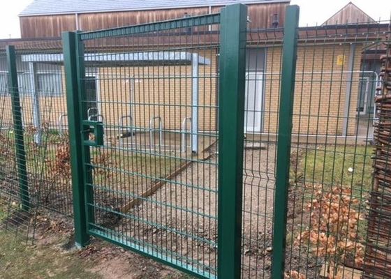 緑の庭の浸る鋼鉄塀のゲートの熱い電流を通される