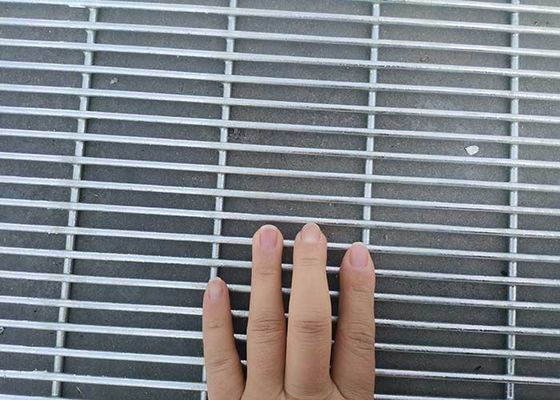 セキュリティ 周辺フェンス 76*25mm 開口サイズと粉末で覆われた表面処理 登り防止設計