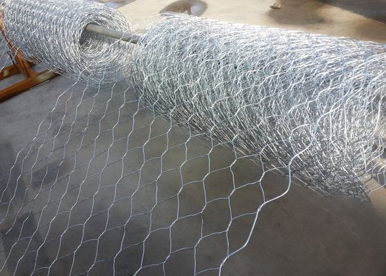 浸ったGalvおよびGalfの六角形の熱いGabion編まれた箱に電流を通した