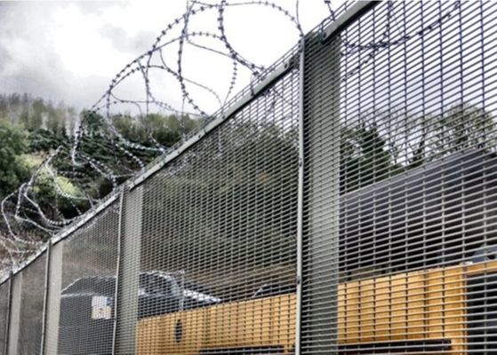 刑務所の有刺鉄線指は358反上昇の塀を検査する