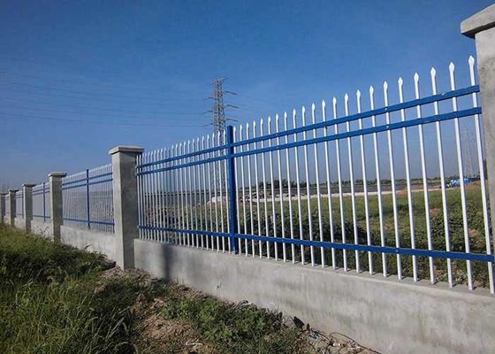 横の柵は上の鋼鉄管状の塀をピケを張る