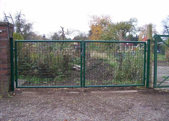 安全ロックの円形のポストの装飾的な金属の庭ゲート