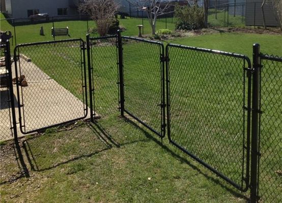 熱いすくいがポリ塩化ビニールに電流を通した1.5x1mの金属の庭の塀のゲートは溶接されて塗った