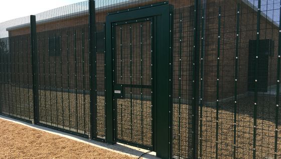 高さ8フィートは358 Iのタイプ ポストが塗られる多彩なポリ塩化ビニールを囲う